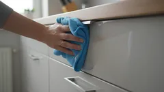 Cum să îndepărtați în 5 minute grăsimea lipicioasă de pe dulapurile de bucătărie fără substanțe chimice și fără zgârieturi